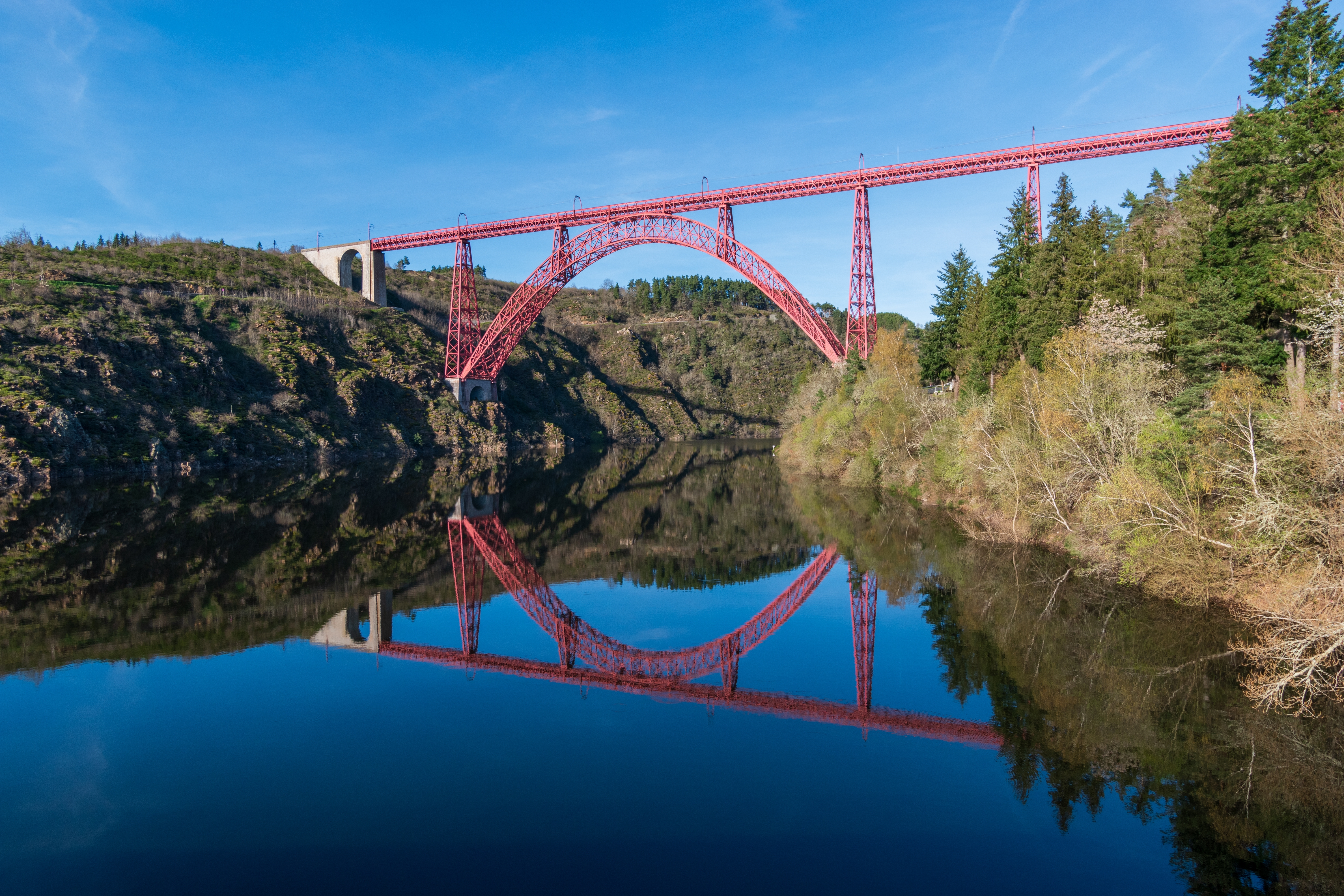 Viaducto de Garabit en el Departamento Cantal, Francia, diseñado por Gustave Eiffel.