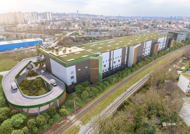 Vista trasera del futuro emplazamiento de La Factory, con rampa y vehículos en acceso | © AEW - STONEHEDGE