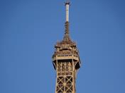 Torre de telecomunicaciones en la Torre Eiffel mostrando tecnología de comunicación moderna en una estructura icónica