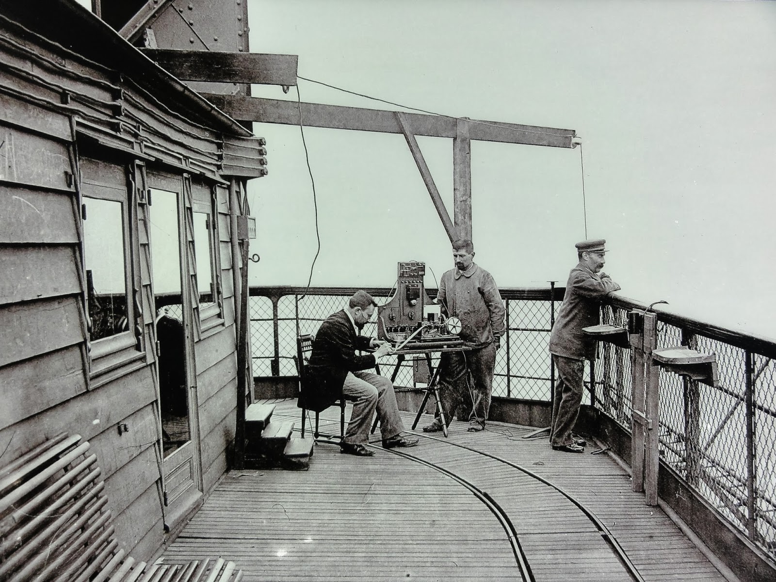 Primeros experimentos de conexión inalámbrica en la Torre Eiffel, directamente frente a la oficina de Eiffel en la tercera plataforma, foto de alrededor de 1990