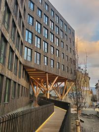 Edificio de oficinas de madera sobre pilares | © CBS-Lifteam