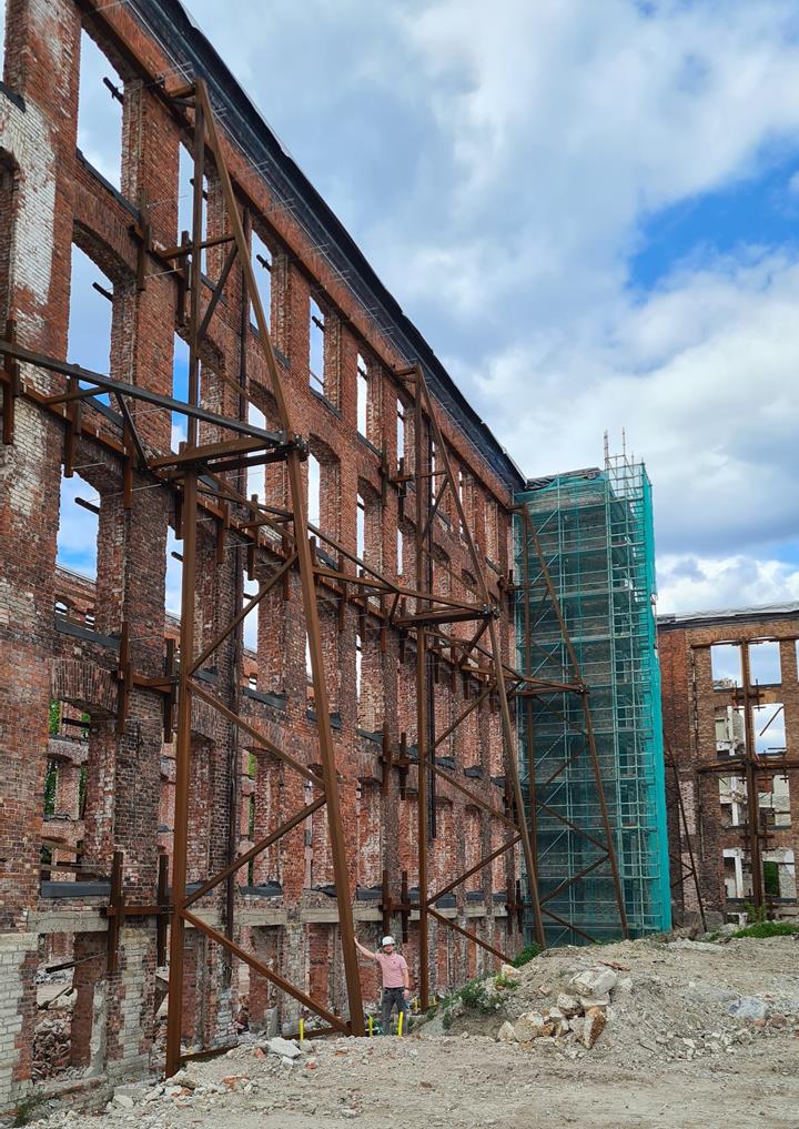 Estructuras de apoyo para la fachada de la antigua hilandería de algodón en Tallin