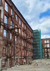 Estructuras de apoyo para la fachada de la antigua hilandería de algodón en Tallin