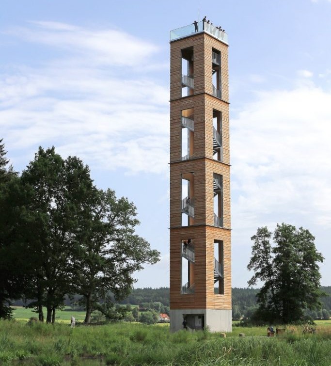 Torre de observación de madera en el bosque protegido de Bannwald cerca de Ostrach, diseñada por la oficina de ingeniería Wirth Haker.