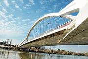 Puente de la Barqueta en Sevilla, diseñado por Santiago Calatrava. Foto de nito en shutterstock.com.