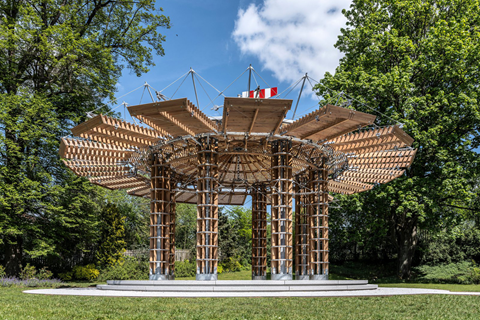 Pabellón cinético inspirado en la arquitectura romana en el castillo de Radíč, con una base de columna octagonal de madera