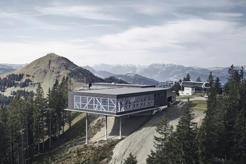 Vista de la estación de montaña y garaje del teleférico Zinsbergbahn en Austria, demostración de desafíos complejos en construcción de acero.