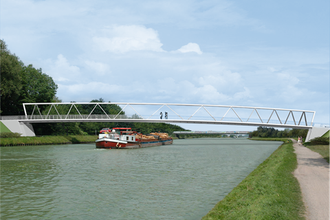 Puente moderno peatonal sobre el canal Dortmund-Ems en Münster, integrado armoniosamente en el paisaje urbano