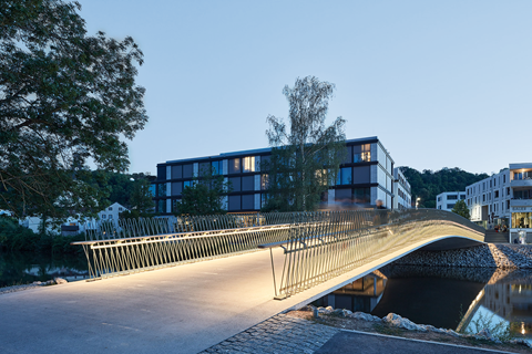 El puente "Herzogsteg" en Eichstätt, Alemania, diseñado por Bergmeister Ingenieure con el software RFEM, destaca su diseño de arco de hormigón armado.