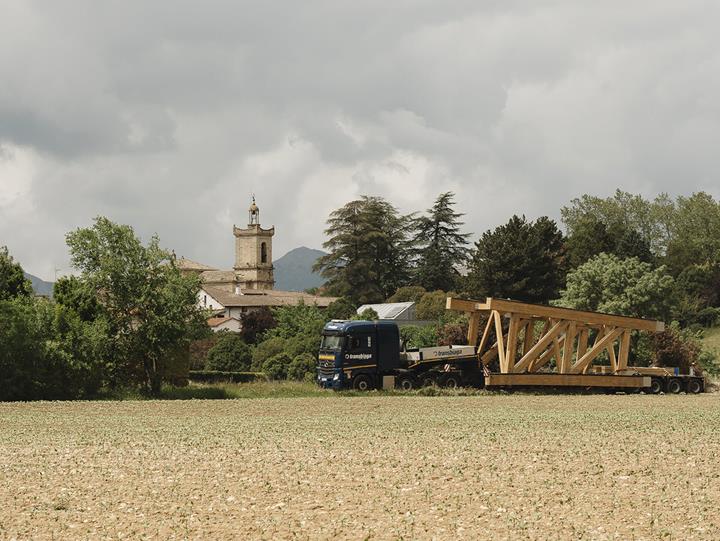 Transporte de un tramo de pasarela por la empresa Madergia.