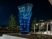 Vista nocturna del proyecto de CRAFT Engineering Studio, iluminado y documentado por Alan Tansey.