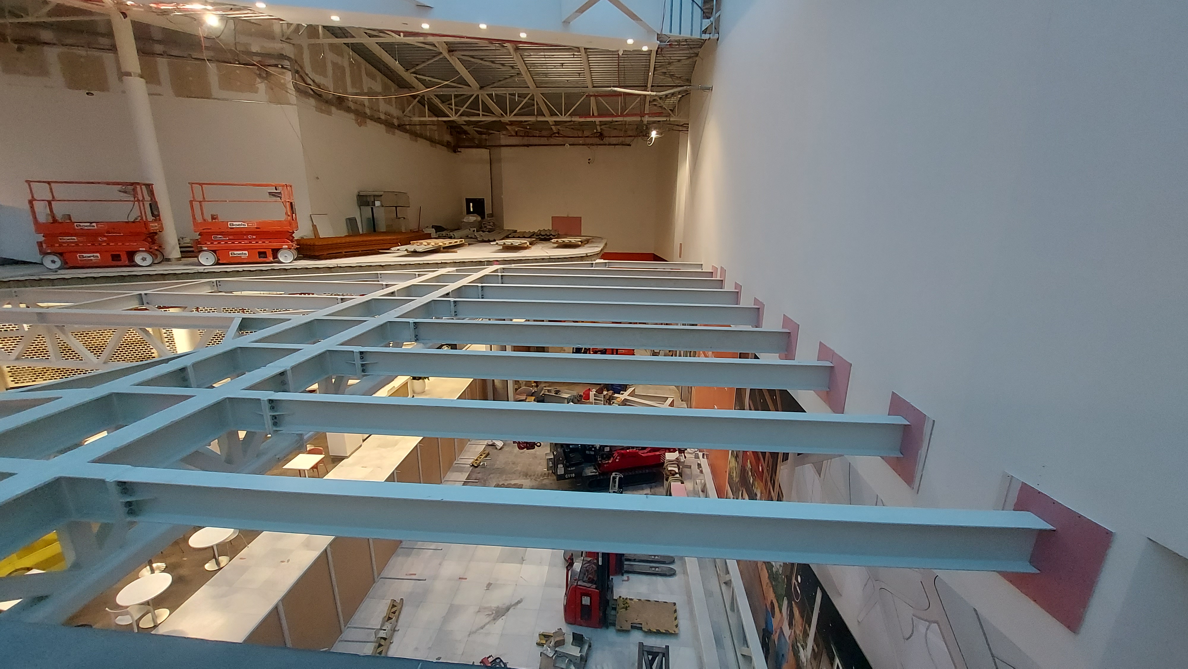 La ampliación del centro comercial Westfield incluye nuevas salas de cine en la parte norte, con una estructura de cubierta reforzada.