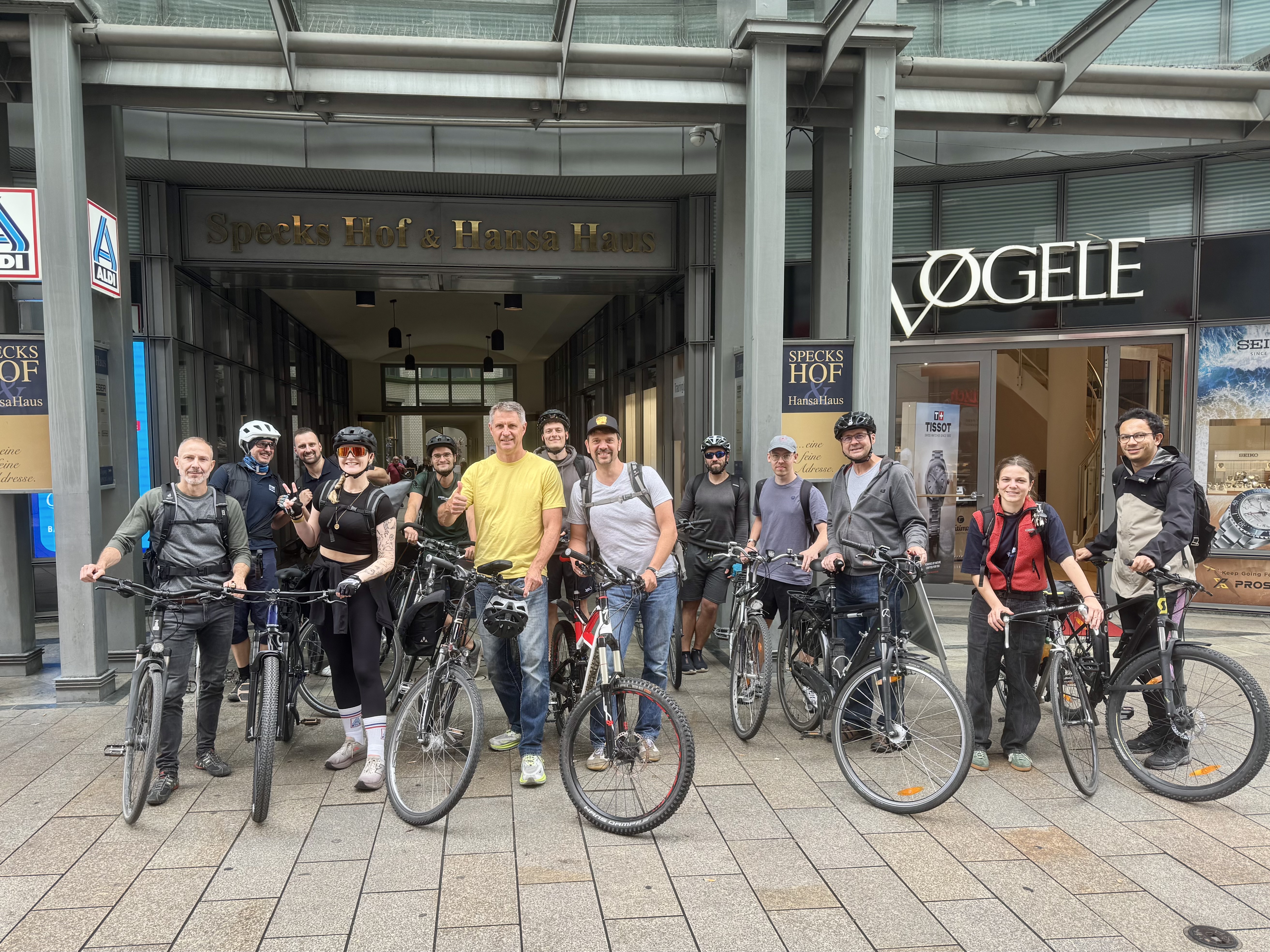 Equipo en el centro de Leipzig frente a la oficina