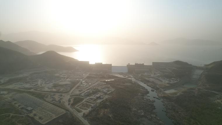 Vista de la presa GERD en Etiopía, rodeada de paisaje natural, captada en una toma aérea