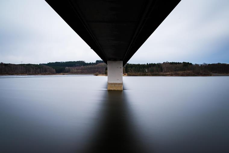Vista inferior de un puente emblemático sobre el embalse de Zeulenroda