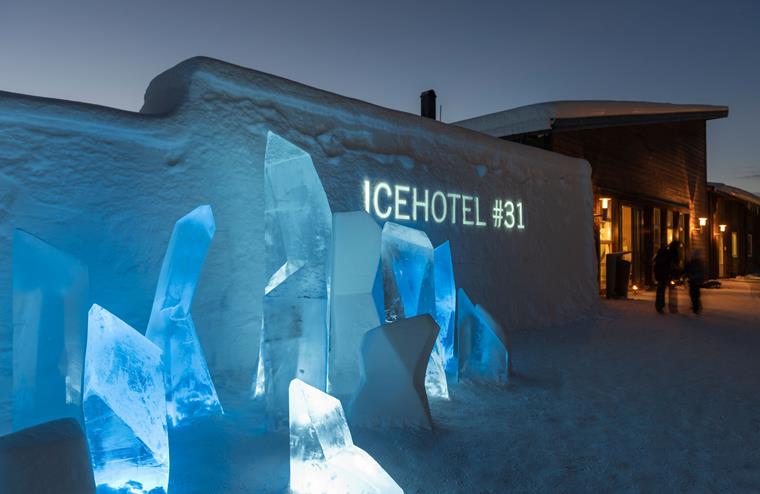 Espectacular hotel de hielo en Laponia, Suecia primavera.