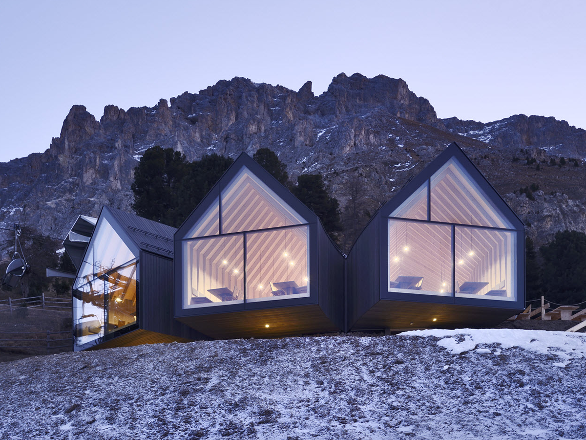 Ventana panorámica en el refugio alpino Oberholz (© LignoAlp)