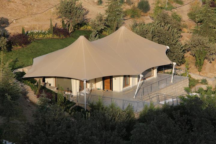 Primer plano de una cubierta de membrana elegantemente diseñada en un proyecto arquitectónico.