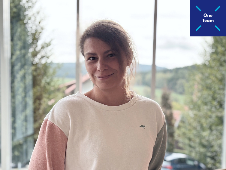 Carina Zinnbauer, un miembro del equipo de gestión, colabora en la administración.