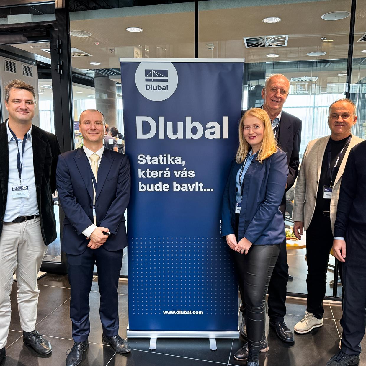 Equipo de Dlubal posando para una foto en grupo en Praga durante el evento Community Days en 2025.