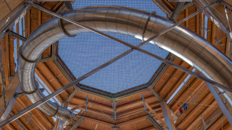 Vista interior de la torre mirador en una estructura de madera en espiral
