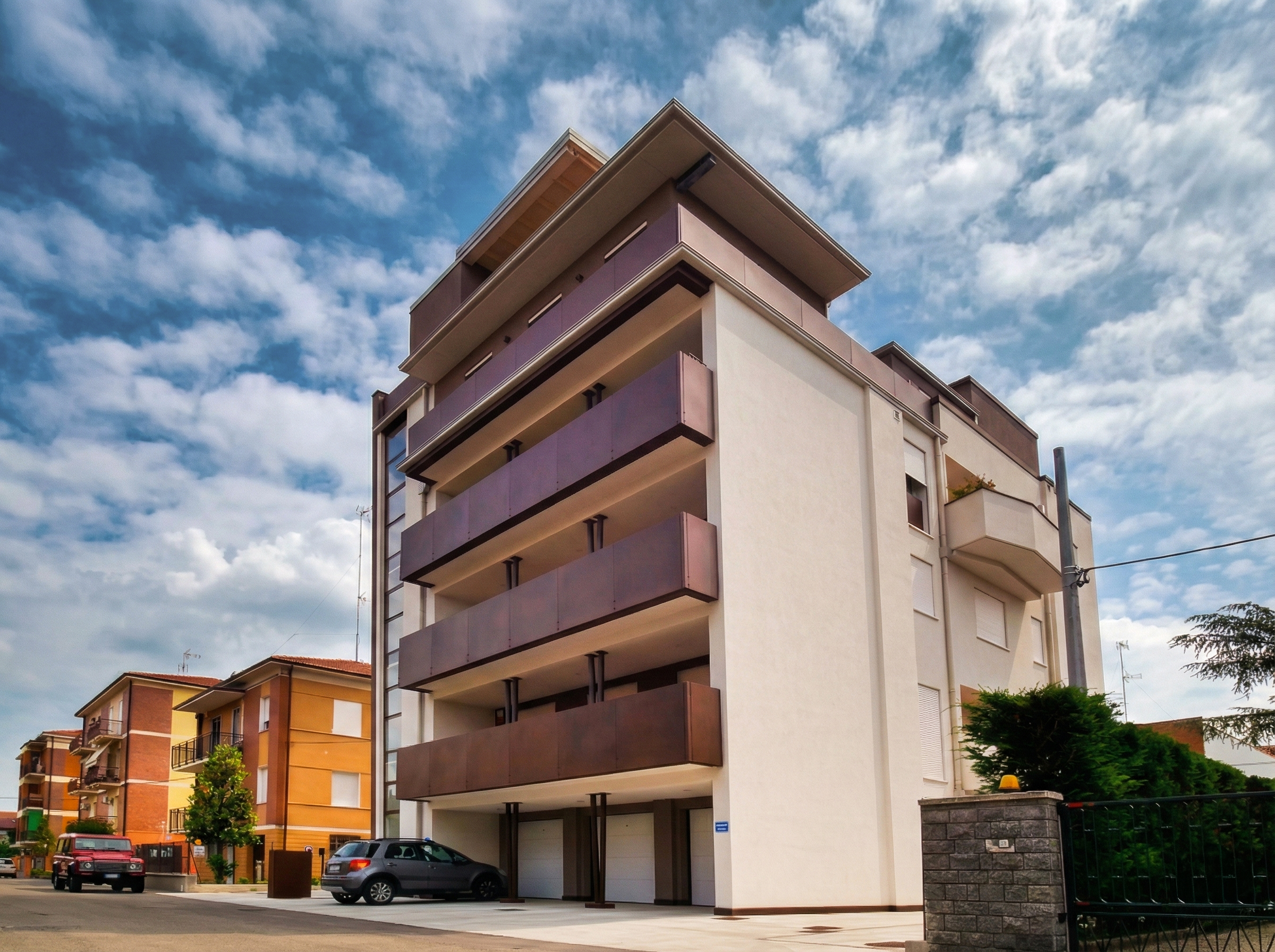 Edificio de madera contralaminada (CLT) de seis pisos en Módena, Italia, diseñado por Ergodomus.