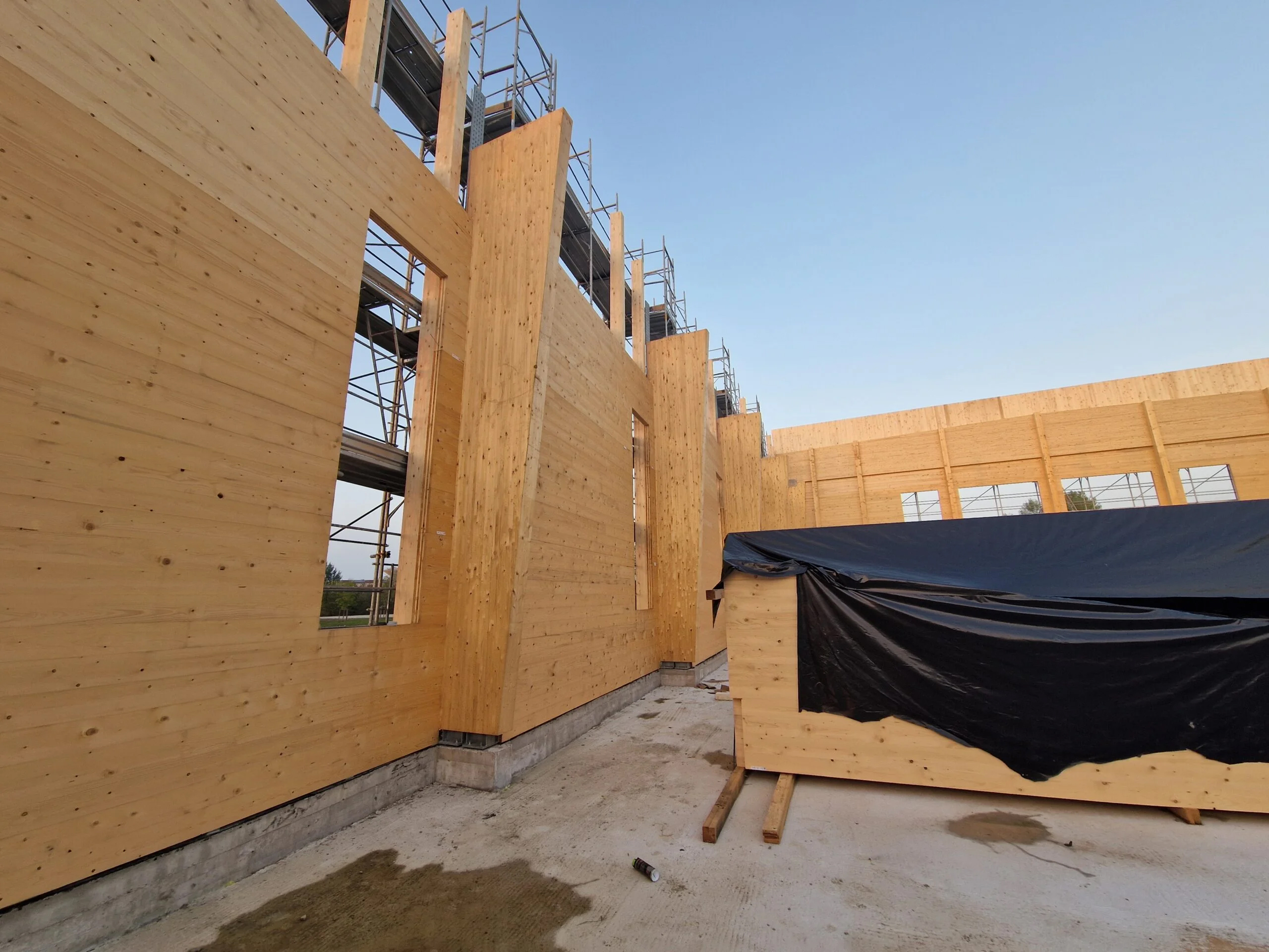 Construcción del pabellón deportivo “Corni” en Módena, mostrando avances estructurales y diseño