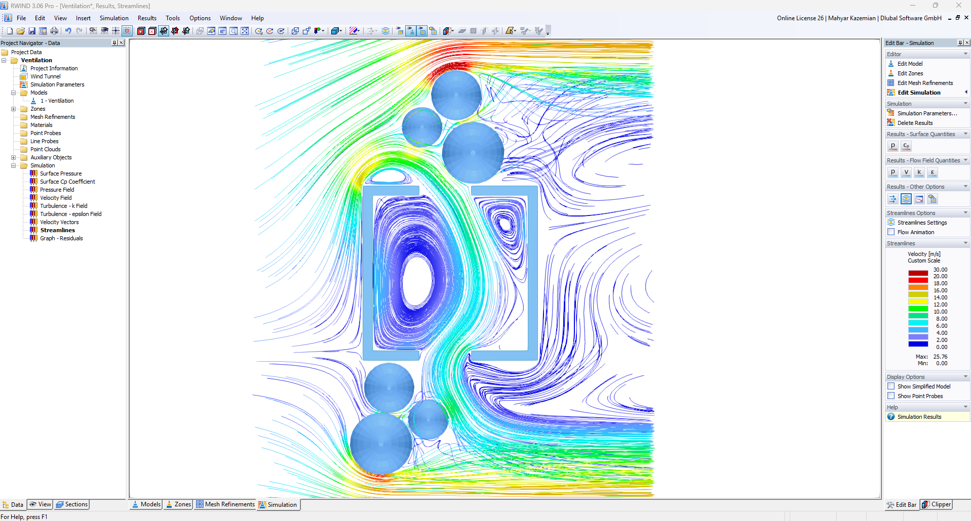 Líneas de flujo de aire visto desde arriba mostrando patrones de ventilación y recirculación alrededor del edificio
