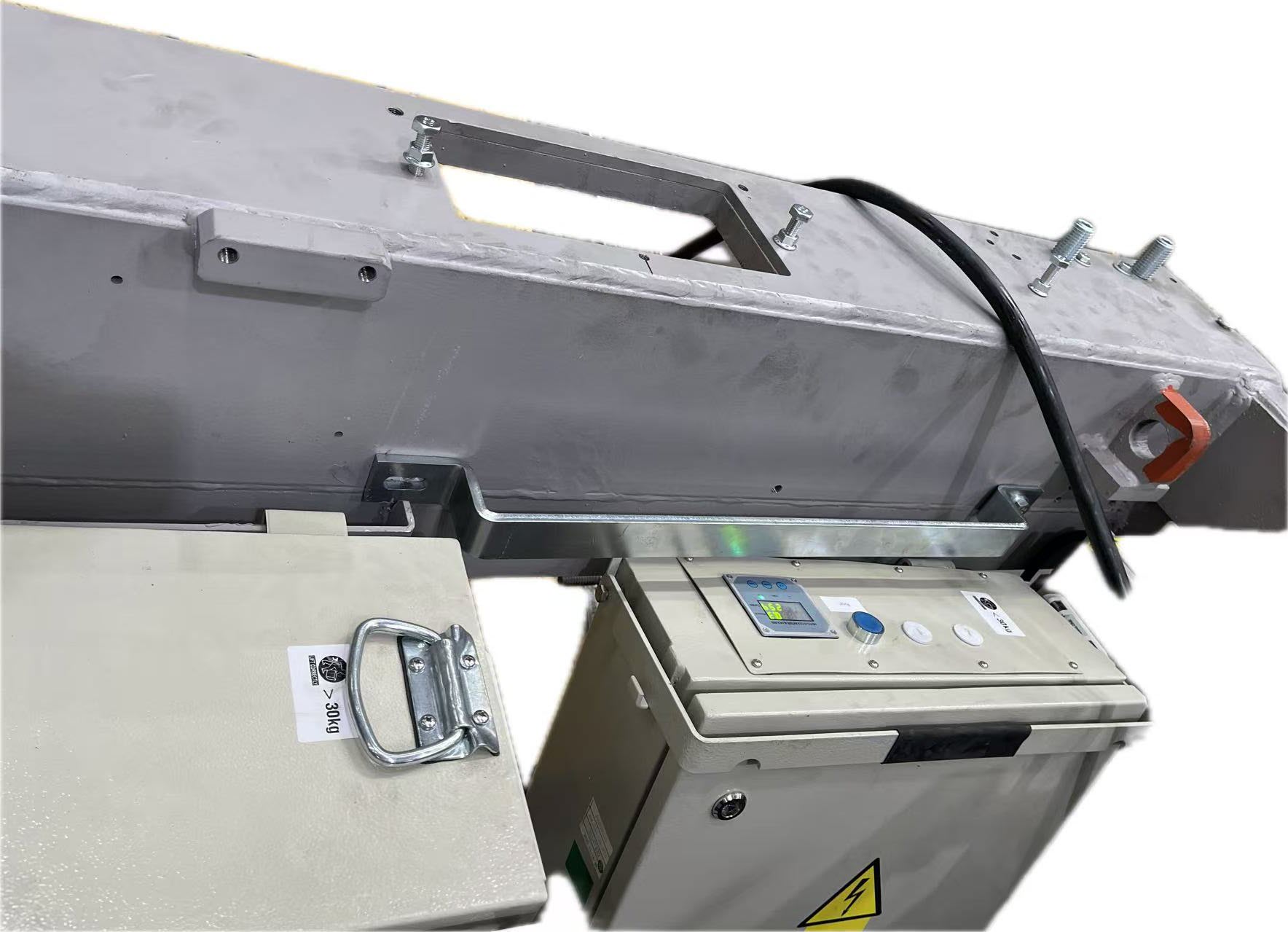 Vista detallada de una viga de acero, perteneciente a la estructura de una escalera mecánica.