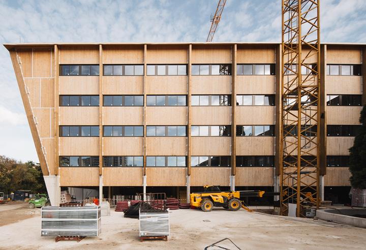 Vista del nuevo edificio de madera en construcción en la Universidad Pública de Navarra (UPNA).
