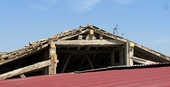 Vista de la sección de una cubierta mostrando el sistema estructural durante el proceso de desmontaje. Estructura. Técnica constructiva.