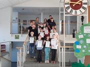 Alumnos de 4.º de la Escuela Primaria de Tiefenbach con representantes de los patrocinadores.