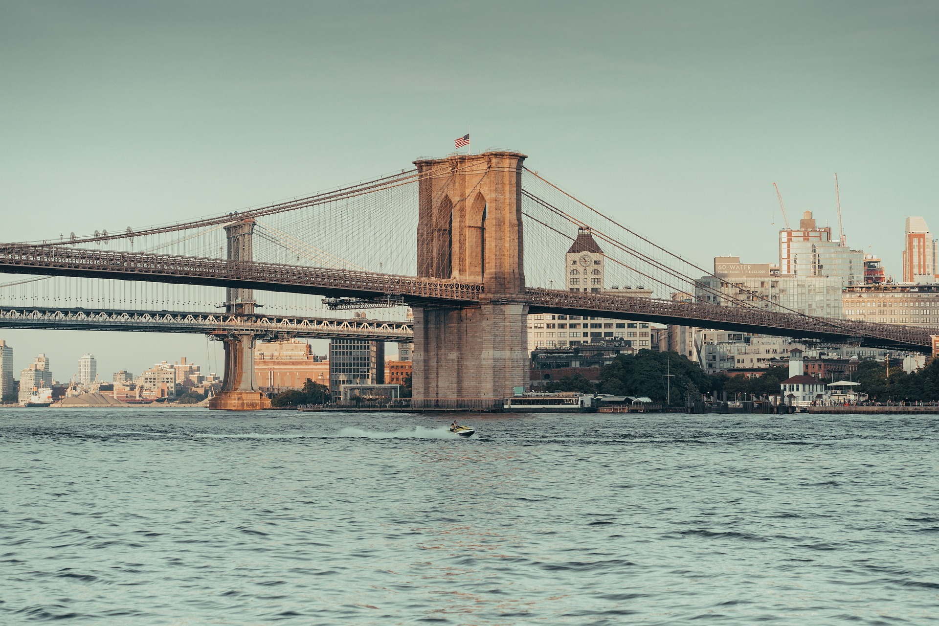 Vista del puente de Brooklyn en Nueva York con el paisaje urbano de fondo