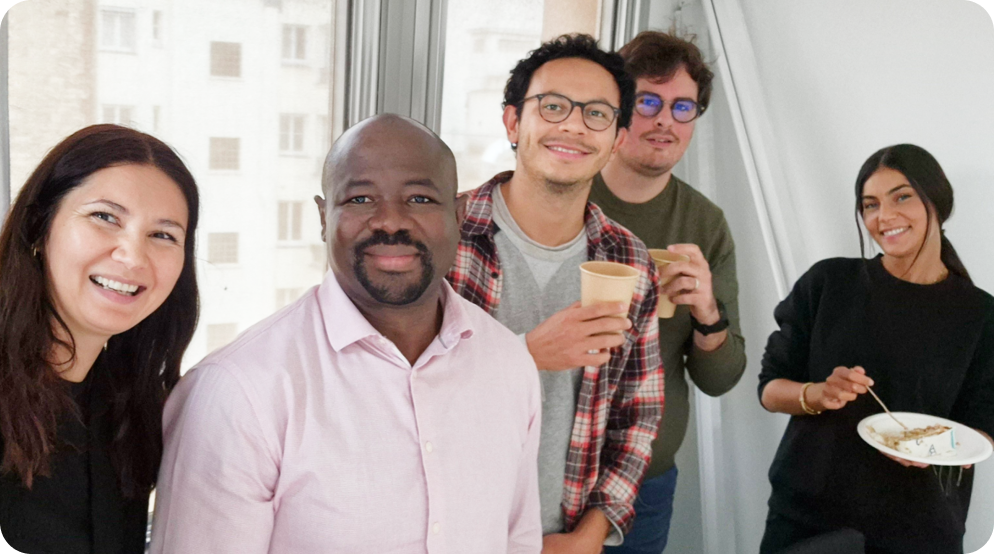 Un grupo de diversos colegas juntos, reflejando una cultura de empresa centrada en la diversidad e inclusión.