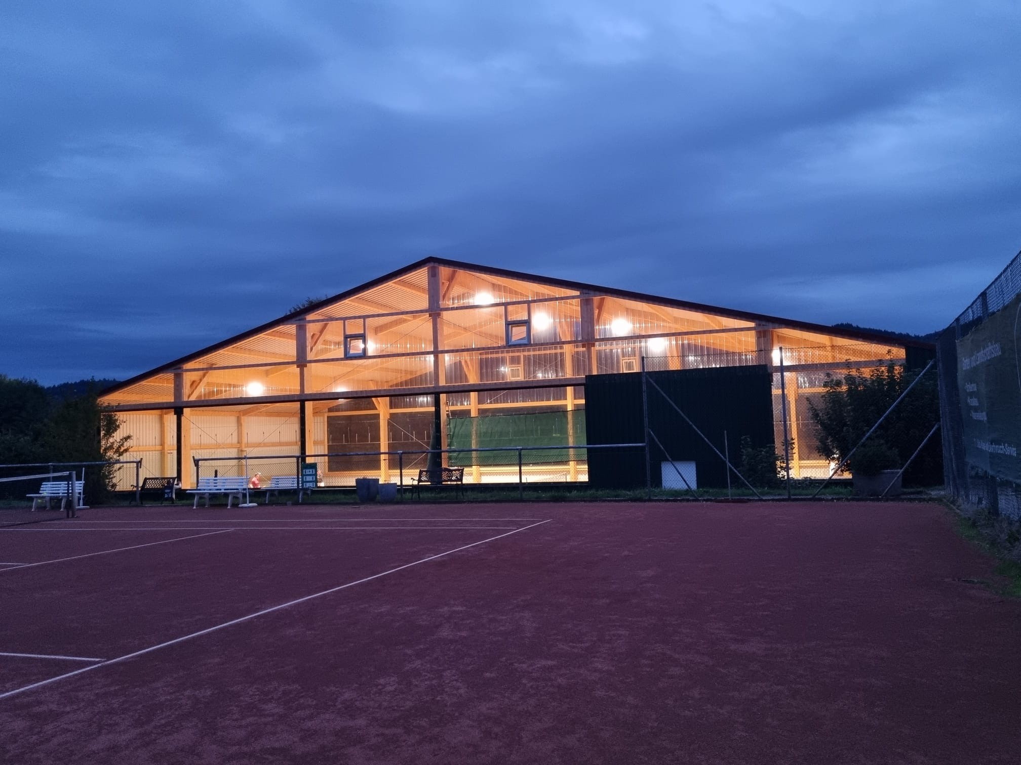 Vista panorámica del pabellón de tenis del Bob-Club Fürth en Odenwald