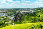 Entrada al Eurotúnel en paisaje abierto, bajo cielo despejado