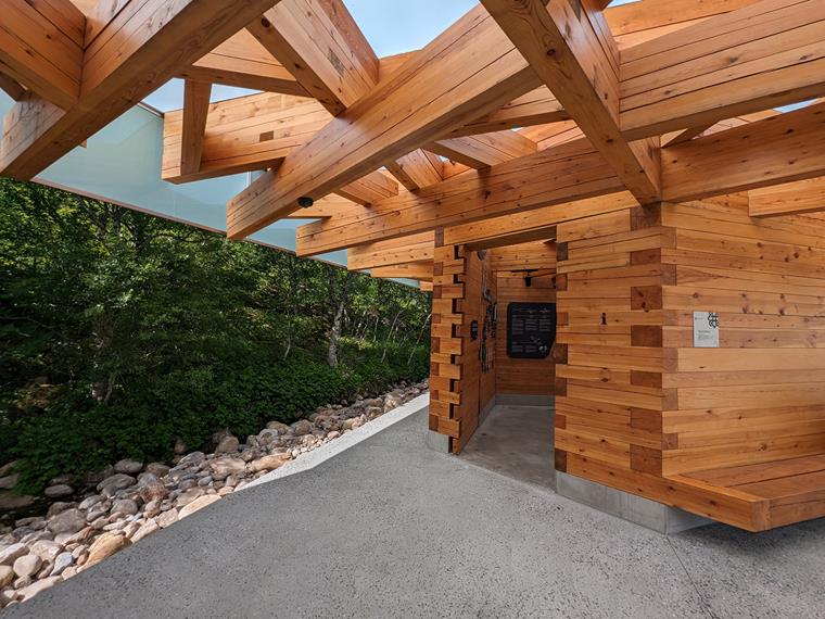 Estación de servicio en Noruega con una estructura de techo de madera sostenible.