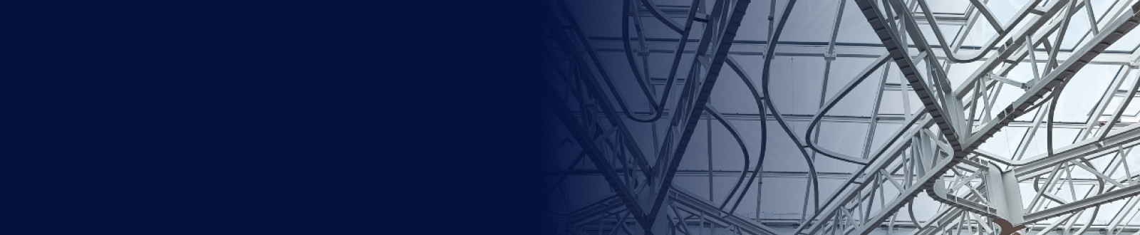 Detalle de construcción de acero en el Westfield Cerny Most Shopping Mall con techo curvado.