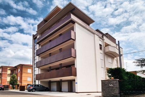Edificio de CLT de seis plantas diseñado por Ergodomus, que muestra la construcción sostenible en madera.