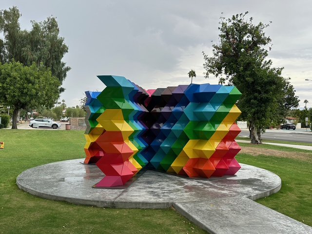 Monumento del Orgullo con colores de arcoíris y diseño geométrico en California, EE. UU.