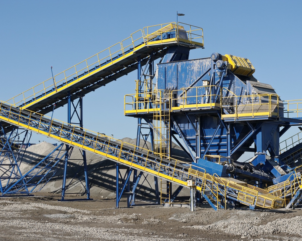 Convoyeur à rouleaux sur carrière de gravier