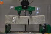Essai de flexion sur quatre points terminé avec ouverture de fissure (Photo : BPL Müller and Lobisch GmbH)