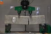 Essai de flexion sur quatre points terminé avec ouverture de fissure (Photo : BPL Müller and Lobisch GmbH)