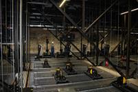 Neu eingebauter Schnürboden in Untergurtebene der Stahlfachwerkbinder (© KREBS+KIEFER)