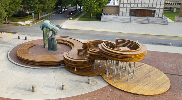 Ouvrage « Conversation Plinth » à Columbus, États-Unis (photographie fournie par IKD et prise par Hadley Fruits)