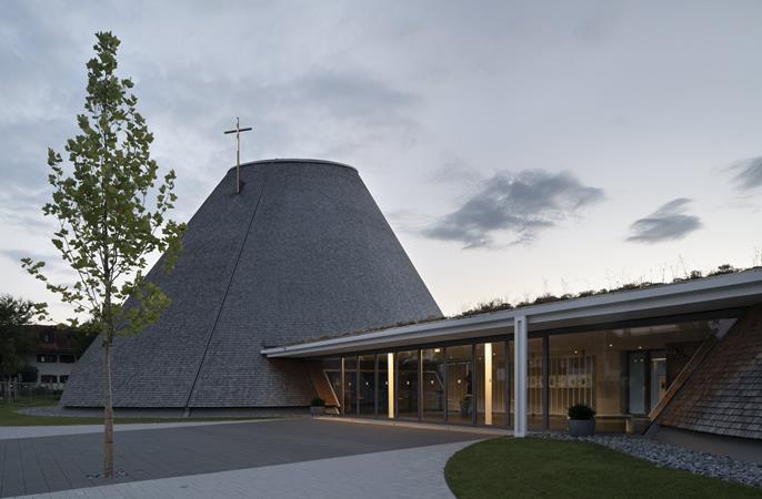 Église paroissiale Saint-Joseph avec son foyer, à droite (© Christoph Stepan)