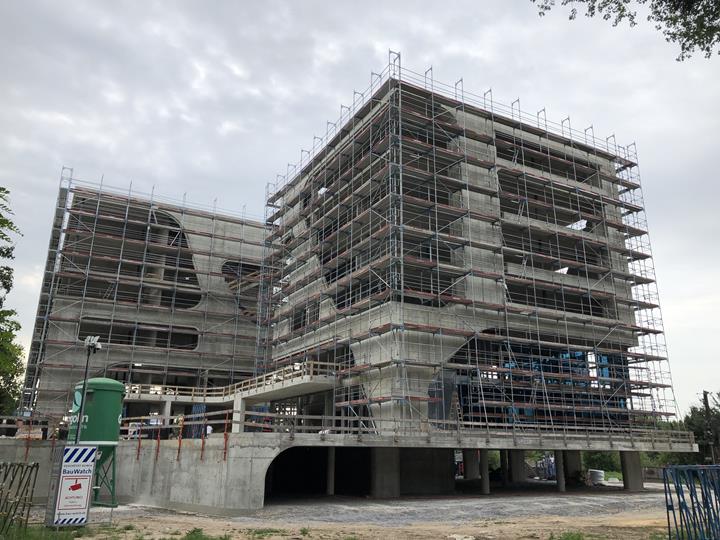 Gebäudeansicht - Rohbaufertigstellung (© künstlin ingenieure)