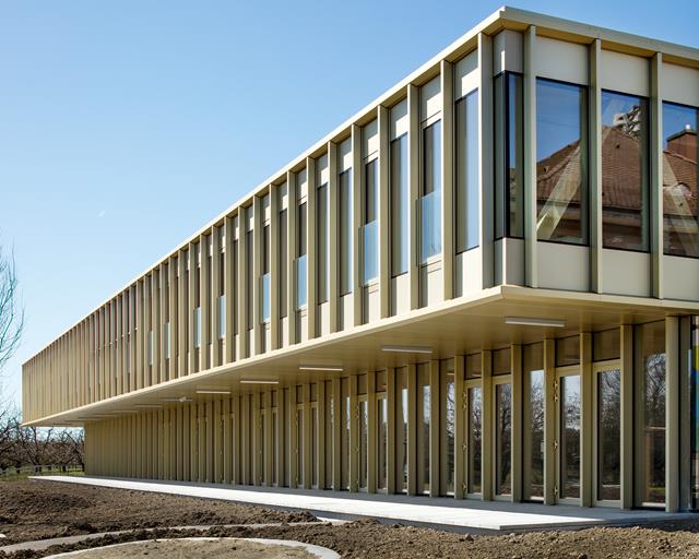 Nouveau premier étage en porte-à-faux au-dessus du rez-de-chaussée réhabilité de l'école de Sutz-Lattrigen (© Indermühle Bauingenieure)