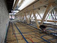 Fermes du sol au plafond avec diagonales en acier intégrées dans des dalles composites bois-béton (© Indermühle Bauingenieure)
