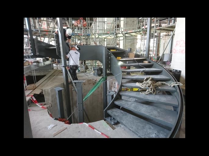 Escalier en colimaçon pendant la construction (© Vic Obdam Staalbouw BV)
